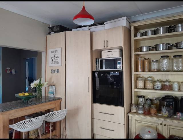 5 BEDROOM HOUSE FOR SALE IN BLUFF